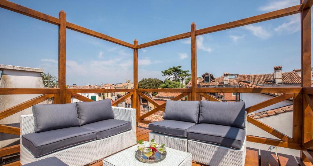 balcone con 2 sedie e un tavolo di Gondolieri Terrace- Dimora Italia Collection - a Venezia