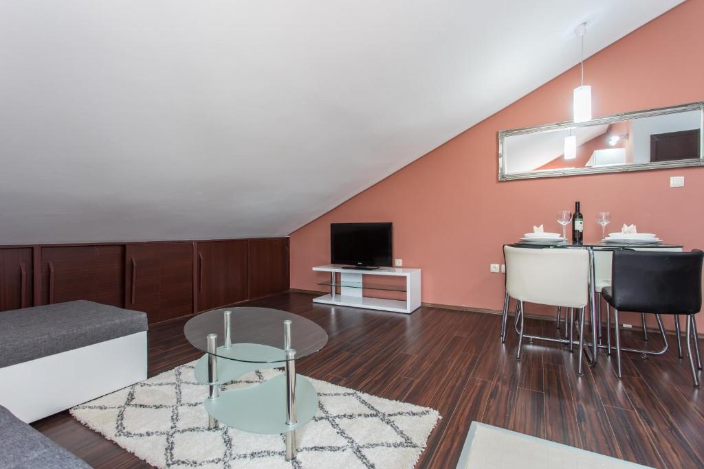 TV a/nebo společenská místnost v ubytování Apartments TB