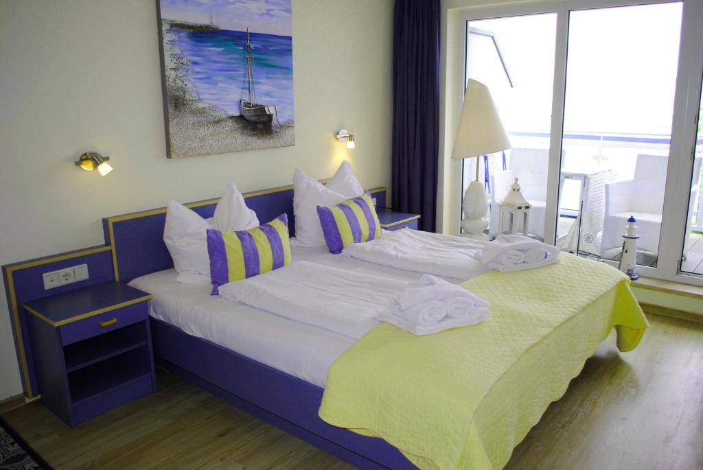 ein Schlafzimmer mit einem Bett mit Handtüchern darauf in der Unterkunft Ferienwohnung Yachthafenperle in Kühlungsborn