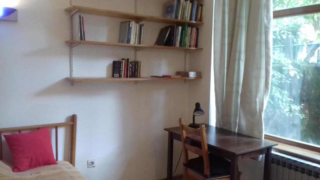 Habitación con escritorio y ventana con mesa y silla. en kod Elipse, en Zagreb