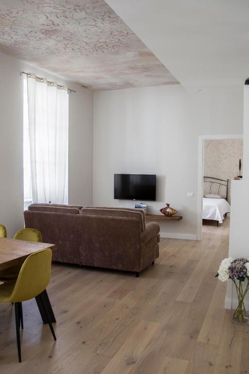 Vintage Home Como Lake - Housity