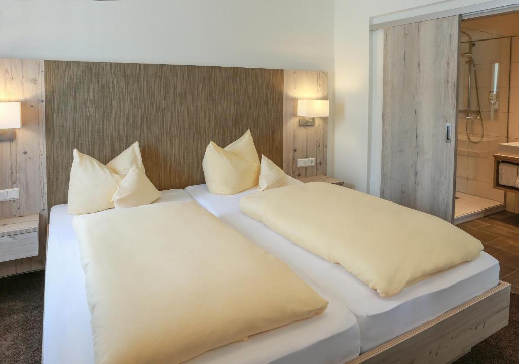 Postel nebo postele na pokoji v ubytování Rüters Parkhotel