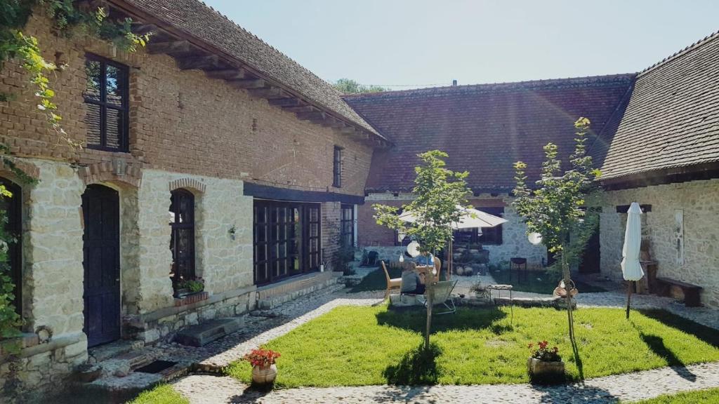 a courtyard of an old building with a garden at Casa Thea Cheile Nerei in Socolari