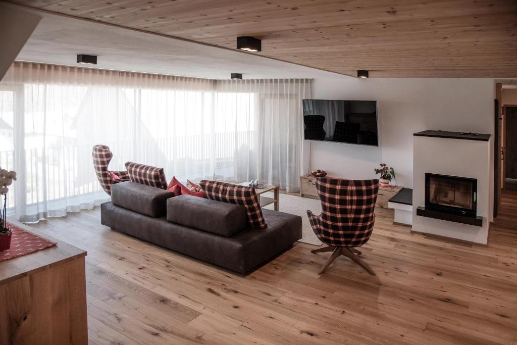 Televízia a/alebo spoločenská miestnosť v ubytovaní Penthouse Chalet Pichlerhof