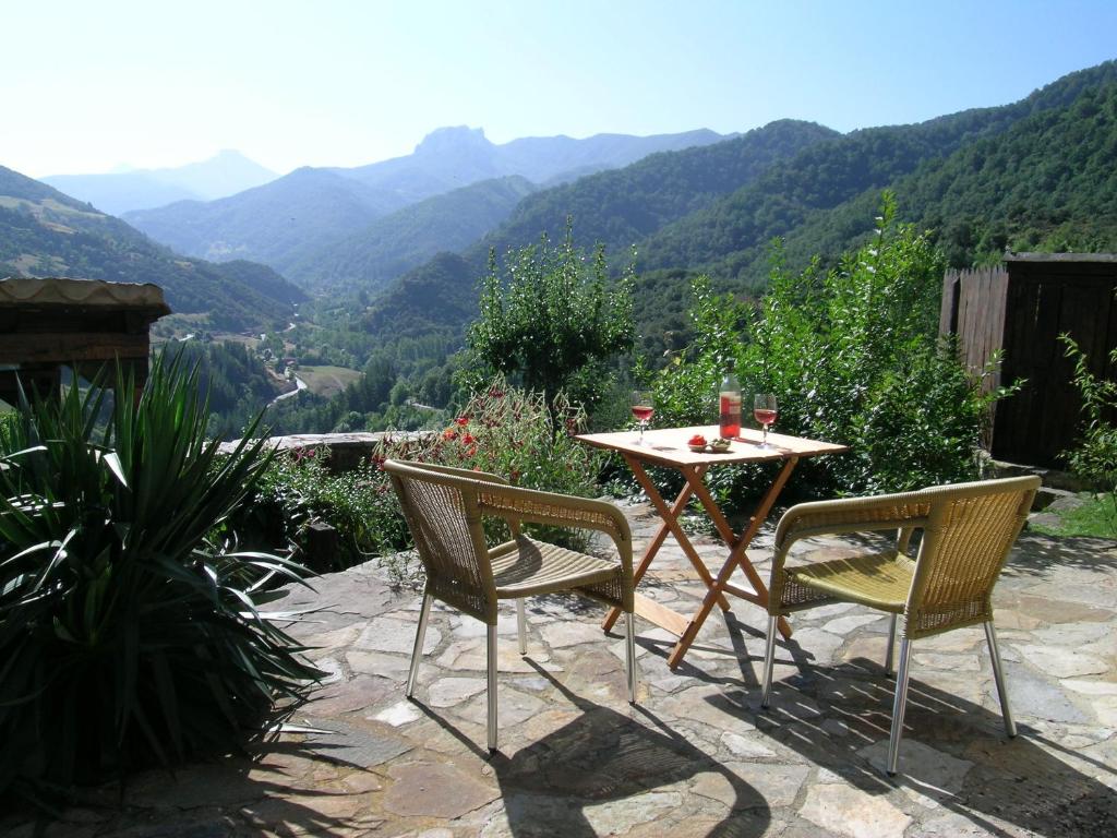 uma mesa e cadeiras com vista para as montanhas em Apartamento Olmares Picos de Europa - 4 personas em Lomeña