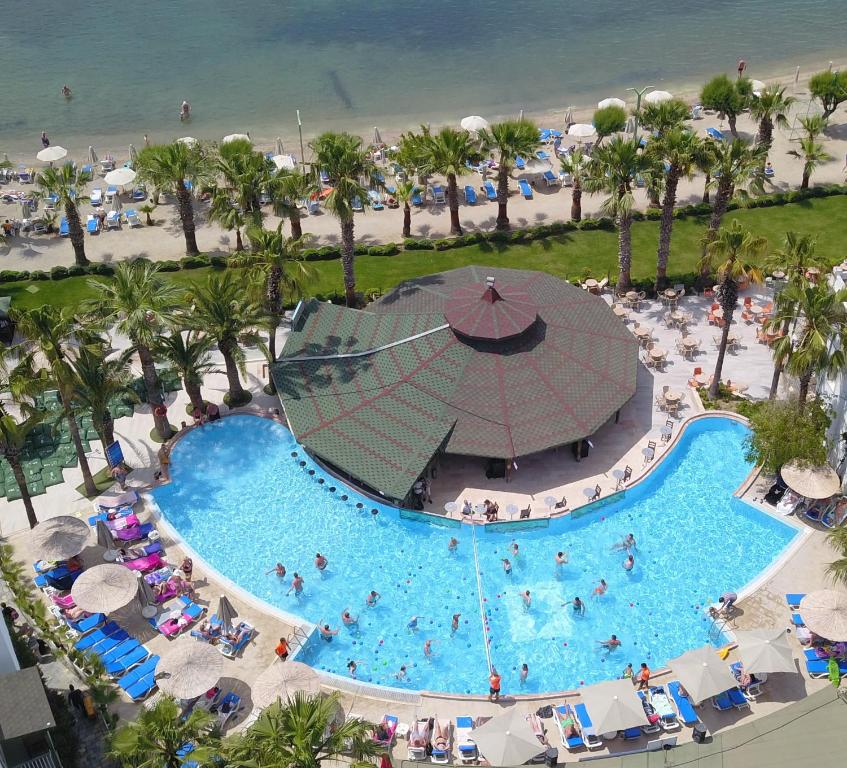 an overhead view of a swimming pool at a resort at Parkim Ayaz Hotel in Gümbet