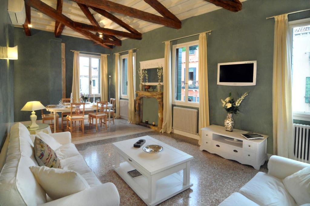 salon z białą kanapą i stołem w obiekcie Ca' Dell'Artista Apartment with Terrace w Wenecji
