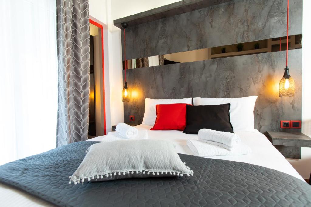 Downtown Luxury Boutique Suites : the red suite