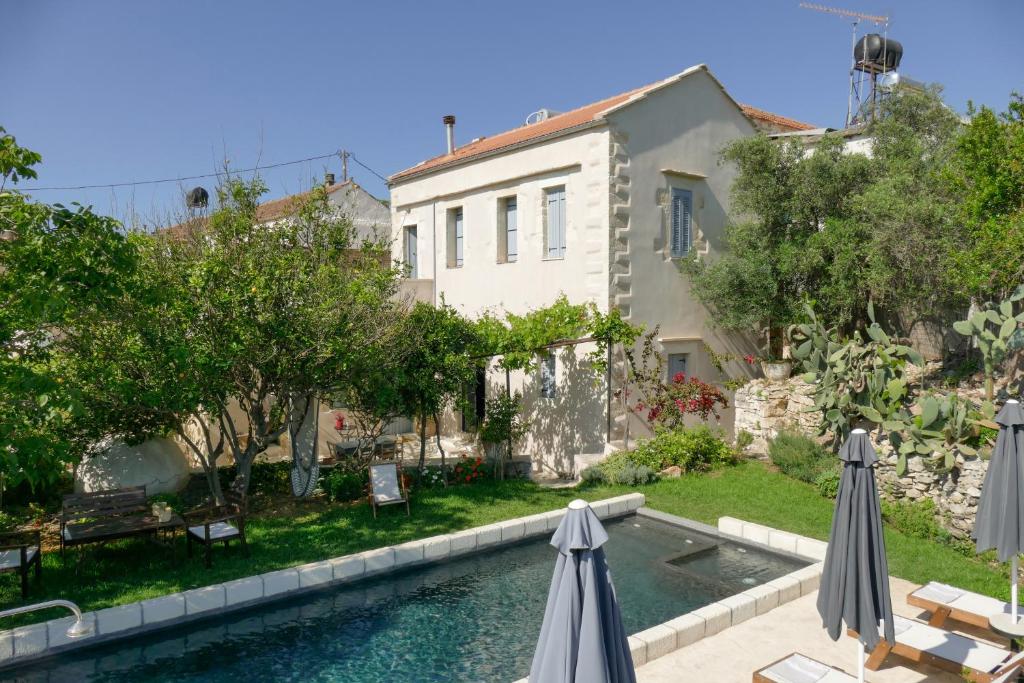 Bazén v ubytování Boutique Villa Kalliope nebo v jeho okolí