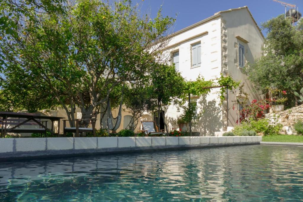 Bazén v ubytování Boutique Villa Kalliope nebo v jeho okolí