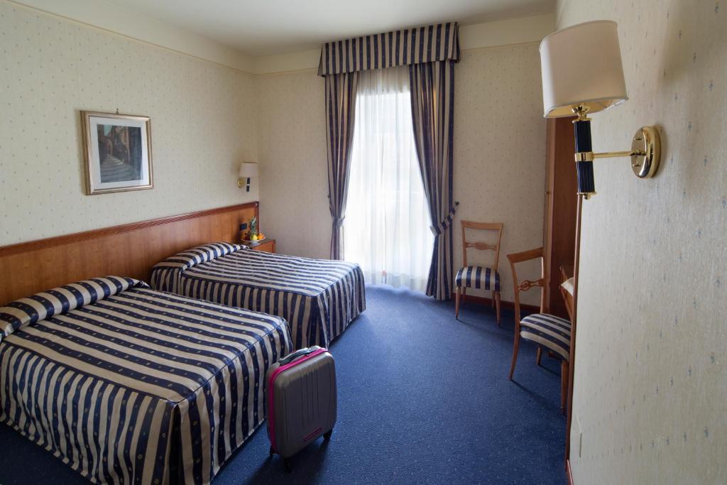 Postel nebo postele na pokoji v ubytování Hotel De Paris