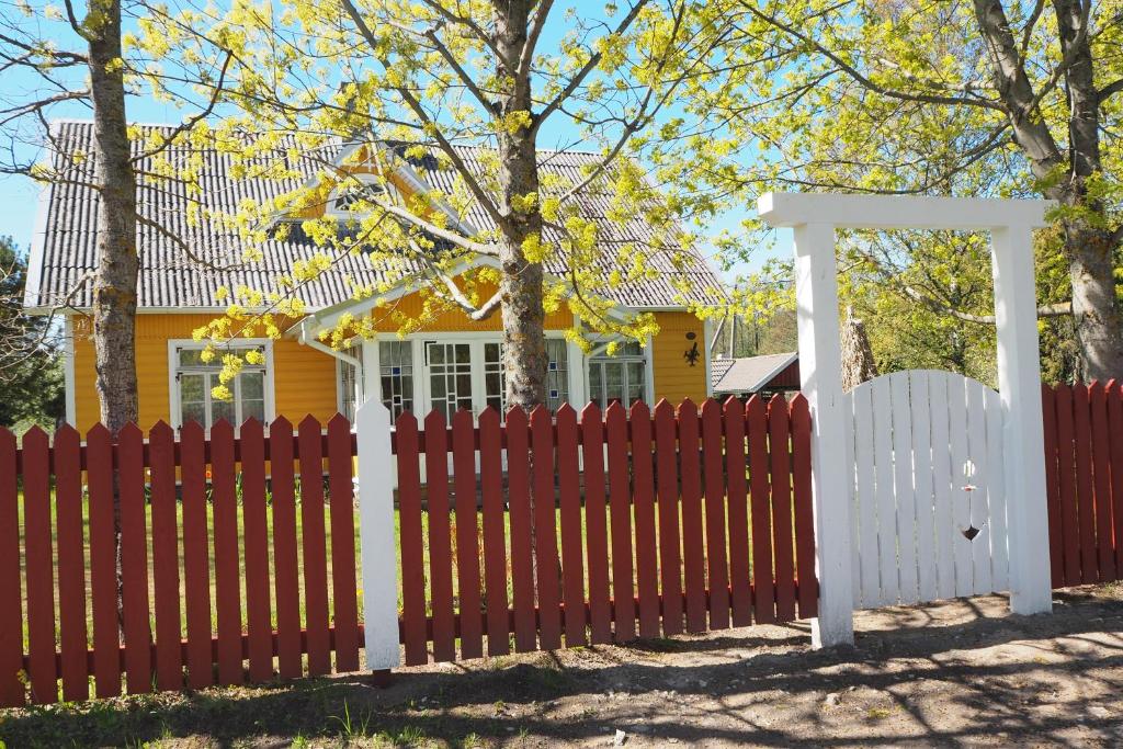 Hoone, kus külalistemaja asub