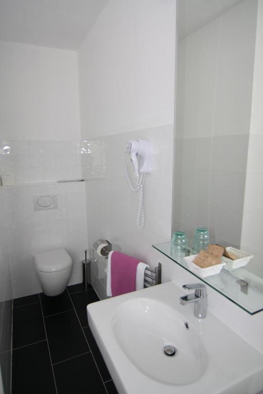 Koupelna v ubytování Hotel Heddernheimer Hof