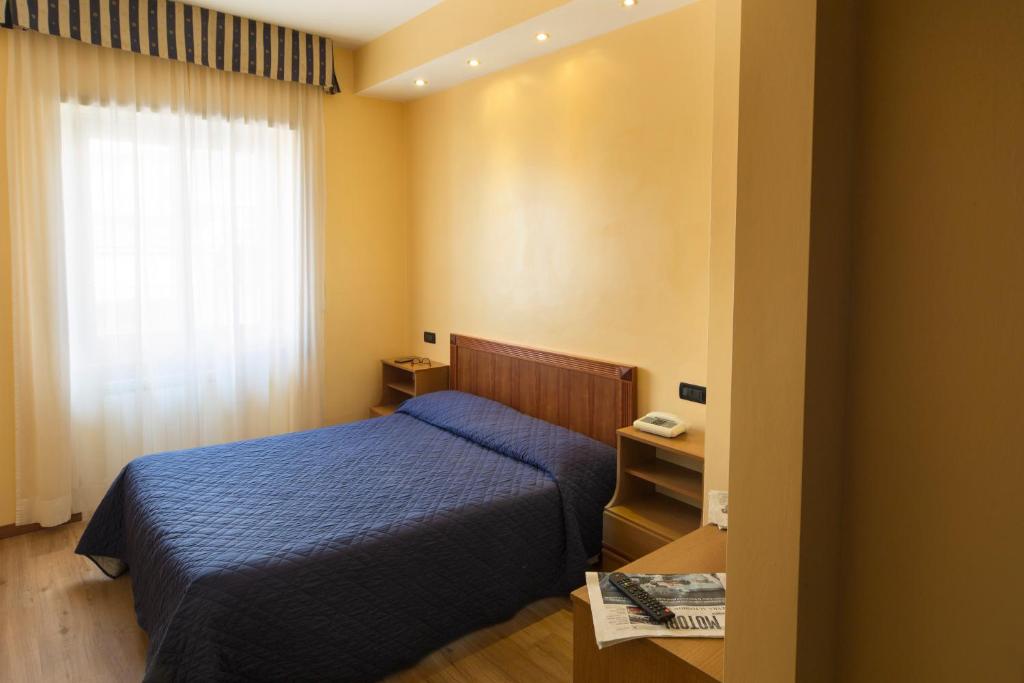 Postel nebo postele na pokoji v ubytování Hotel De Paris