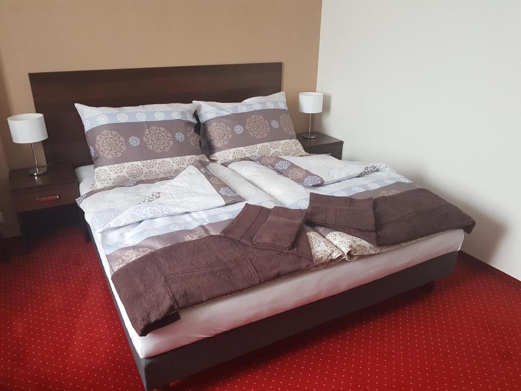 Postel nebo postele na pokoji v ubytování Wellness hotel Harmonie Třeboň