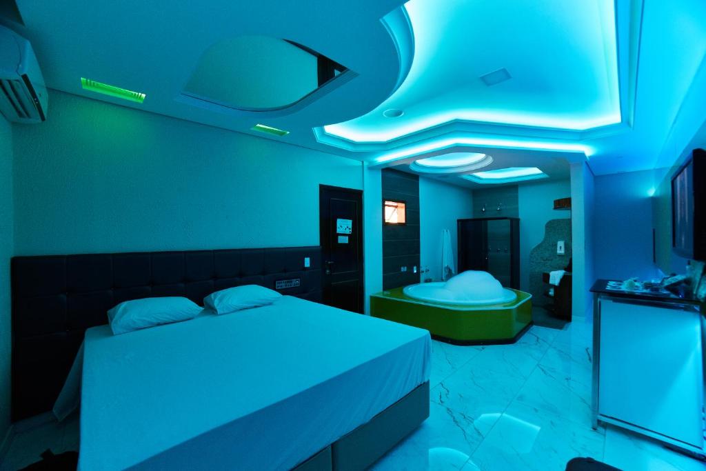 - une chambre avec des lumières bleues au plafond dans l'établissement Amy Motel, à Blumenau