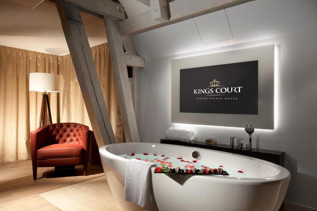 Hotel KINGS COURT - Tower Duplex Suite With Lounge And Spa Access