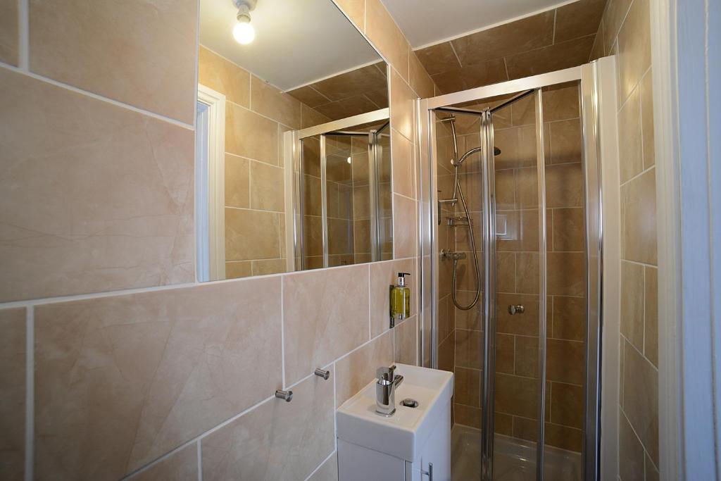 Twelve Apartments - Apartamento 5: Três Quartos