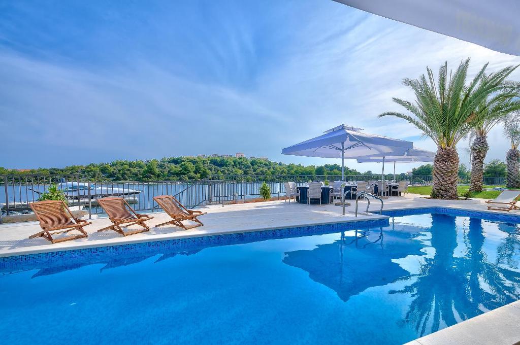 Bazén v ubytování Perla Resort nebo v jeho okolí