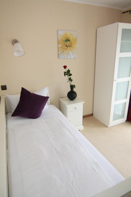 Postel nebo postele na pokoji v ubytování Hotel Heddernheimer Hof