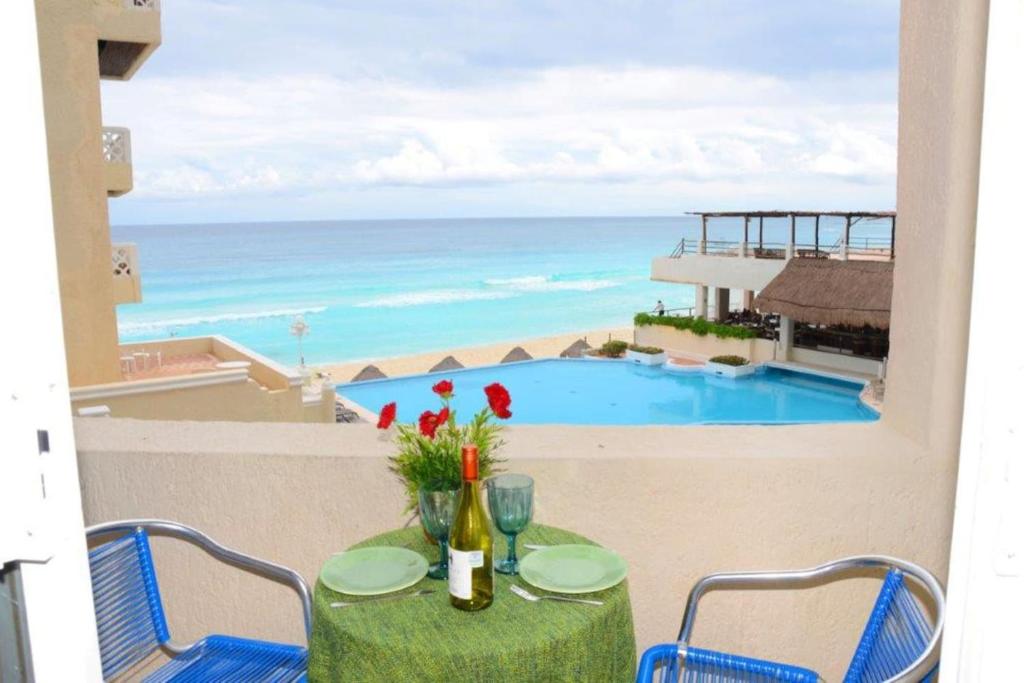 Galeriebild der Unterkunft Ocean Front Suite, balcony, kitchen. in Cancún