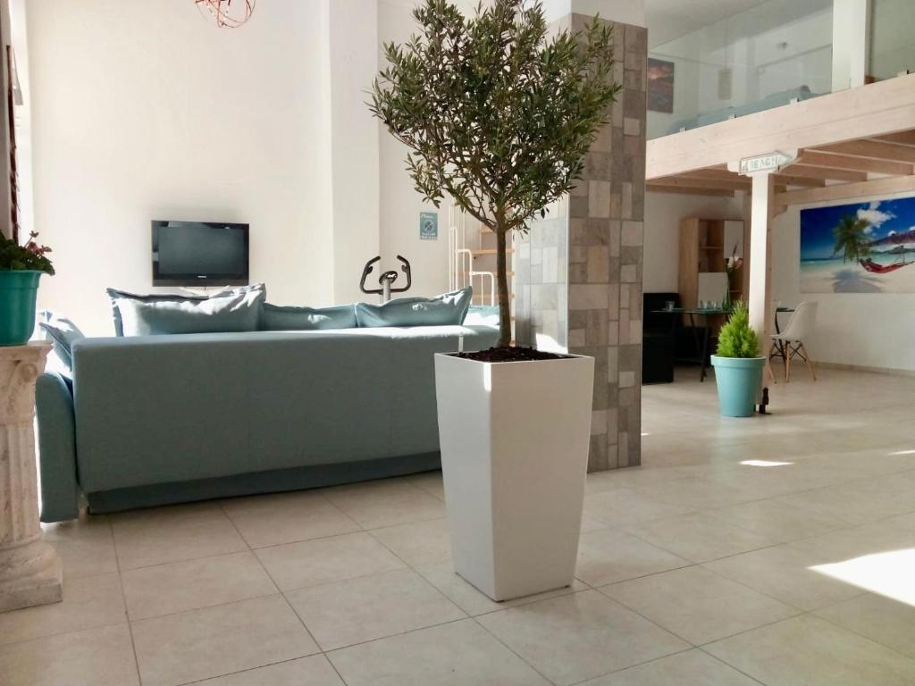 Televízia a/alebo spoločenská miestnosť v ubytovaní Vonitsa Loft Apartment 1