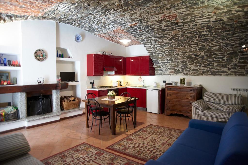 cocina y sala de estar con mesa y sillas en emy lake orta, en Pella