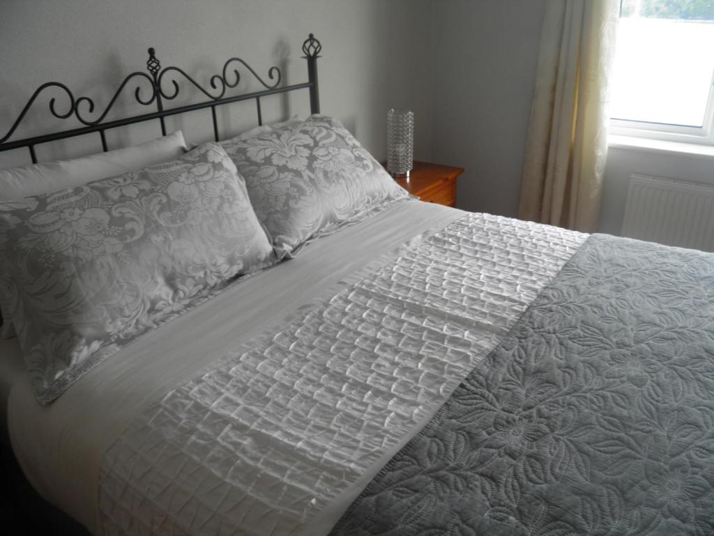 Postel nebo postele na pokoji v ubytování Bay View B&B Glandore