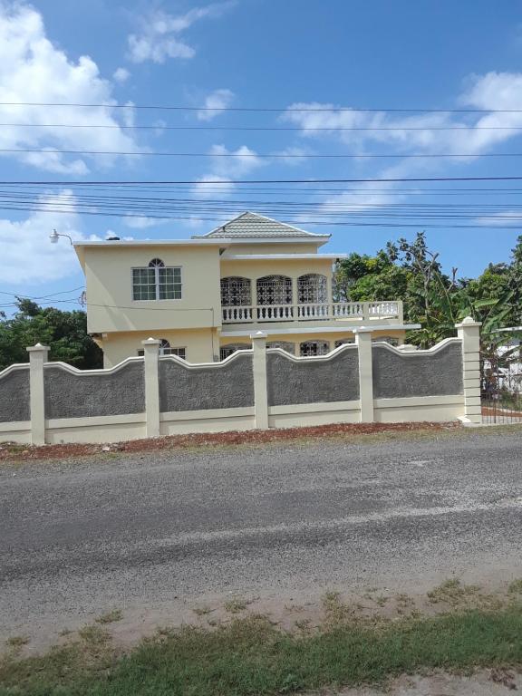 una casa a un lado de la carretera en Barrianna Villa, en Montego Bay