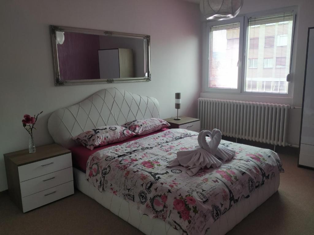 ein Schlafzimmer mit einem Bett mit einer Kommode und einem Spiegel in der Unterkunft Apartment No. 5 in Čačak