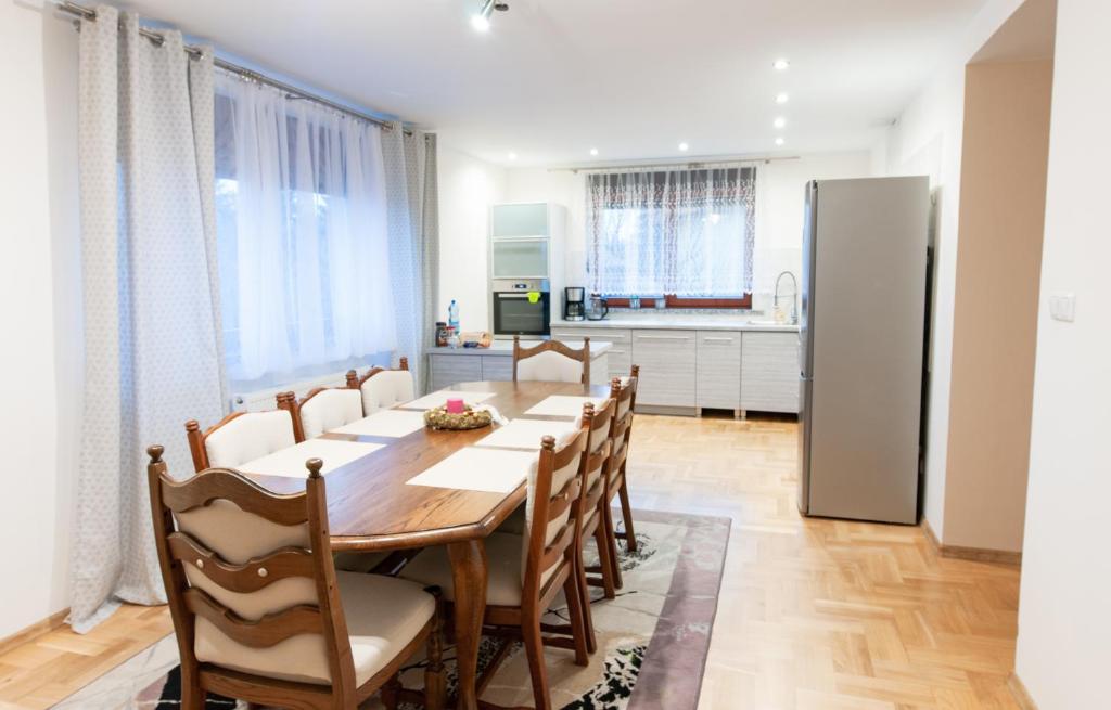 kuchnia i jadalnia ze stołem i krzesłami w obiekcie Apartament Bardzo Popularny w mieście Bolesławiec