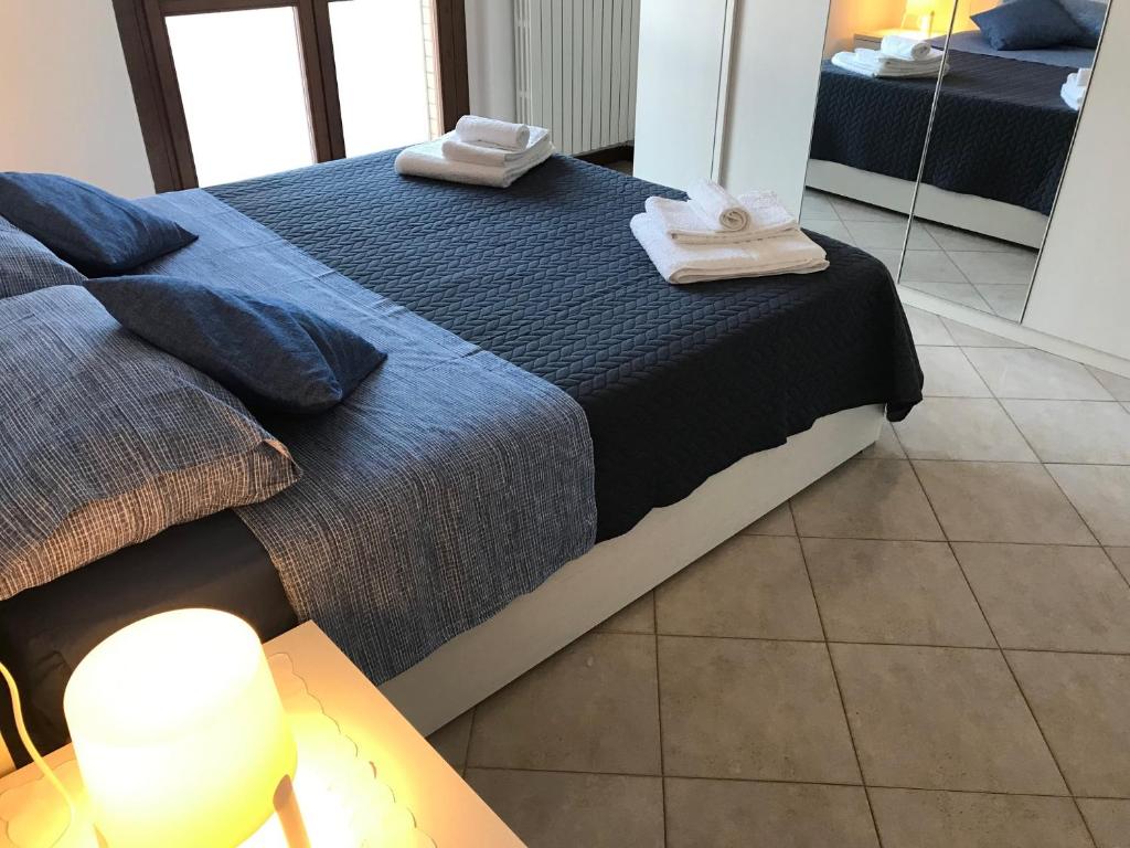 een slaapkamer met 2 bedden en handdoeken bij Casavacanze estate 2 in San Benedetto del Tronto