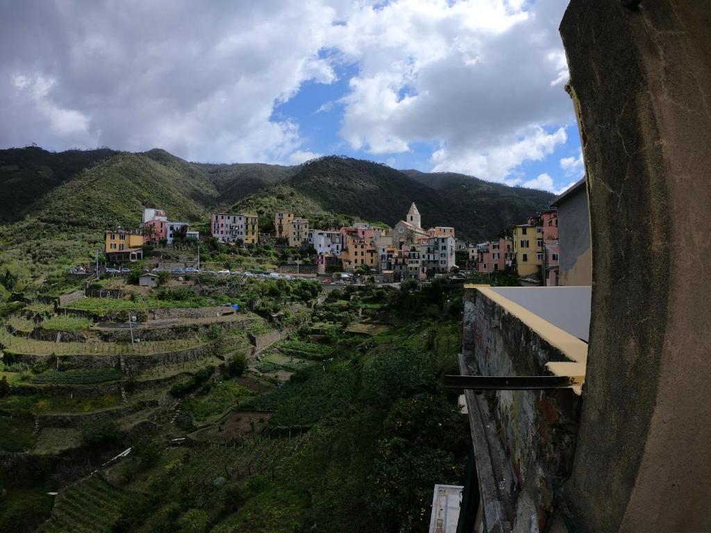 a view of a town on a hill with houses at Punto Zero in Corniglia