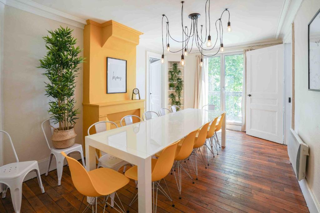 a dining room with a white table and chairs at NOCNOC - La Comédie in Montpellier