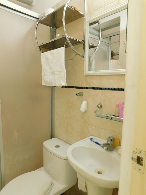 un piccolo bagno con un water e un lavandino di Teté a Lima