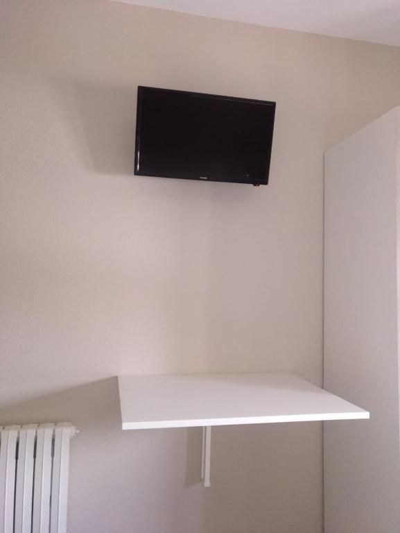 A television and/or entertainment centre at Travesia Rooms