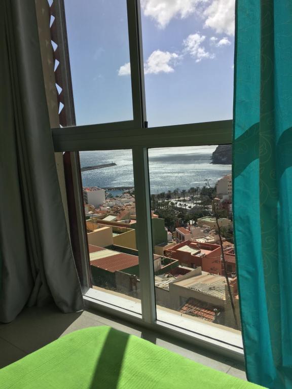 - une vue sur la ville depuis la fenêtre de la chambre dans l'établissement Gurugú 2, à San Sebastián de la Gomera