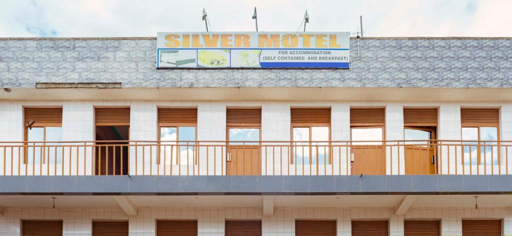Mbarara的住宿－Silver Motel Mbarara，一座有银色汽车旅馆标志的建筑