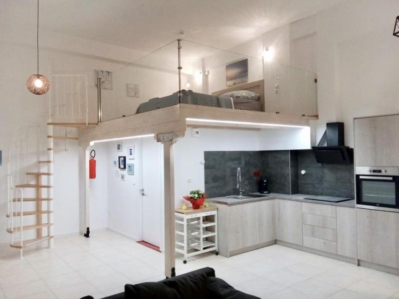 Η κουζίνα ή μικρή κουζίνα στο Vonitsa Loft Apartment 2