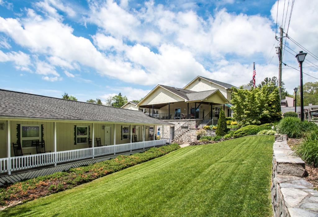 a house with a lawn in front of it at Boxwood Lodge Blowing Rock near Boone-University in Blowing Rock