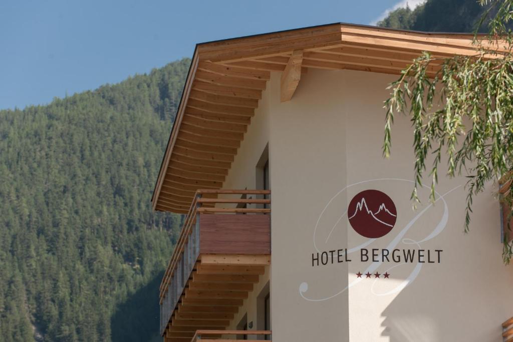 Nespecifikovaný výhled na hory nebo výhled na hory při pohledu z hotelu