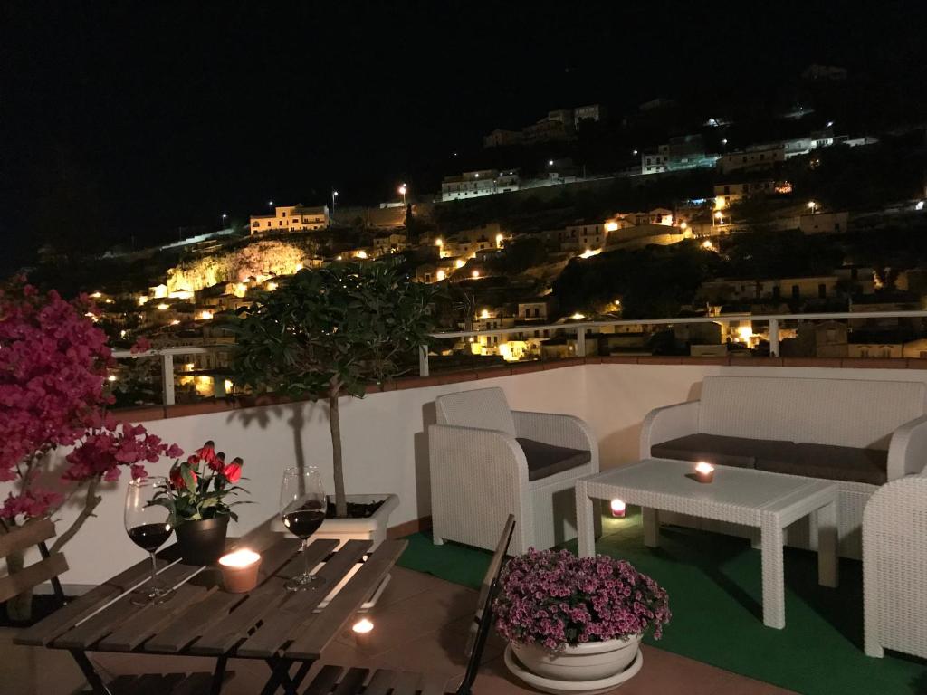 balcone con vista sulla città di notte di Holiday Rooms Portale Pirrera a Modica