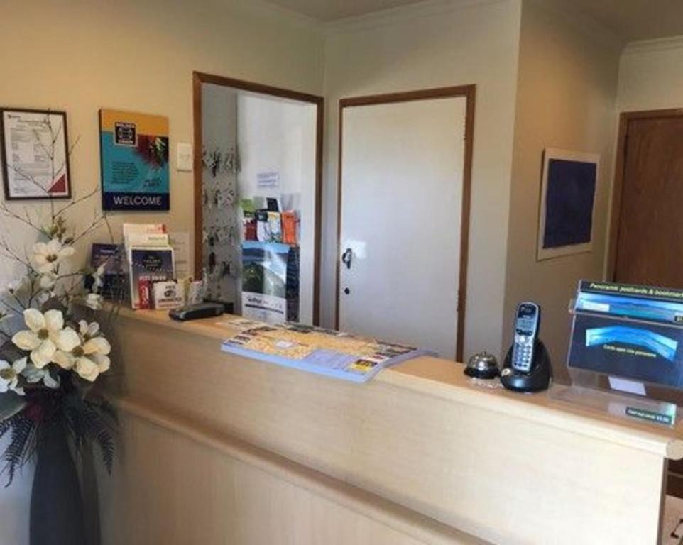 TV a/nebo společenská místnost v ubytování Balmoral Motel