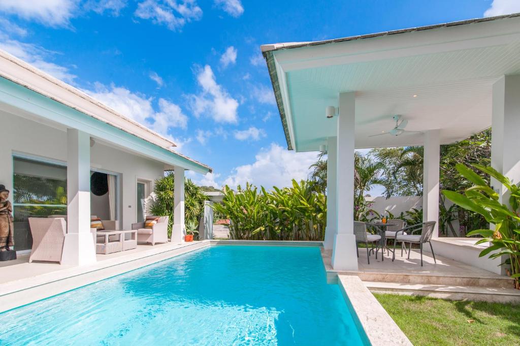 una piscina en el patio trasero de una villa en Samui Sunset 22G, en Choeng Mon Beach