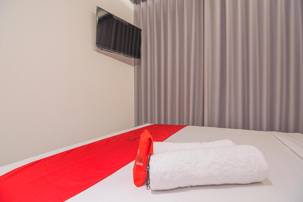 Postel nebo postele na pokoji v ubytování RedDoorz near Taman Rejomulyo