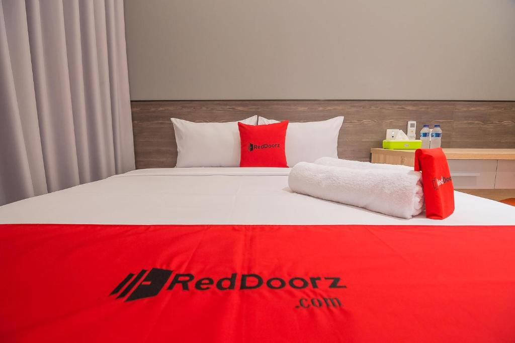 Postel nebo postele na pokoji v ubytování RedDoorz near Taman Rejomulyo