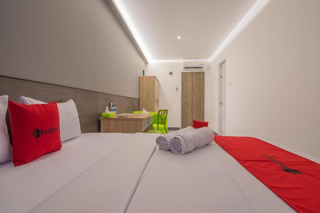 Postel nebo postele na pokoji v ubytování RedDoorz near Taman Rejomulyo