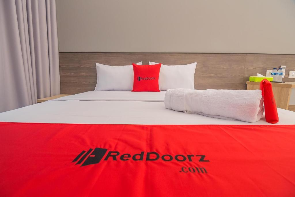 Postel nebo postele na pokoji v ubytování RedDoorz near Taman Rejomulyo