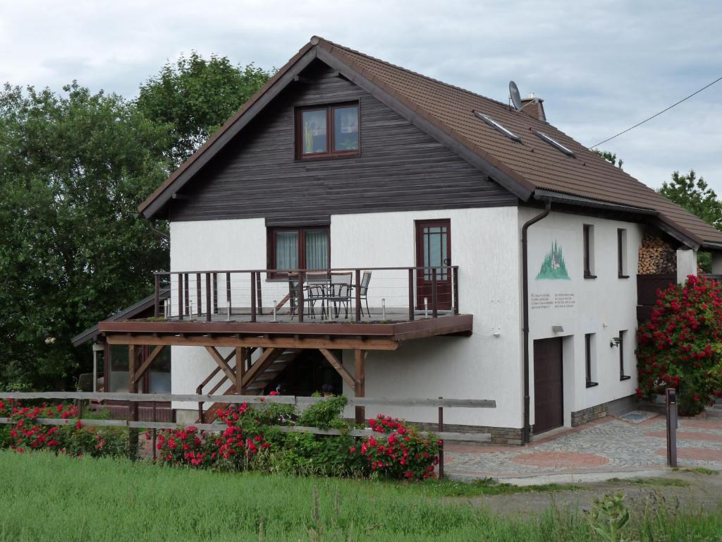 ein Haus mit einer Veranda und einer Terrasse in der Unterkunft Fewo an der Teufelskanzel in Annaberg-Buchholz