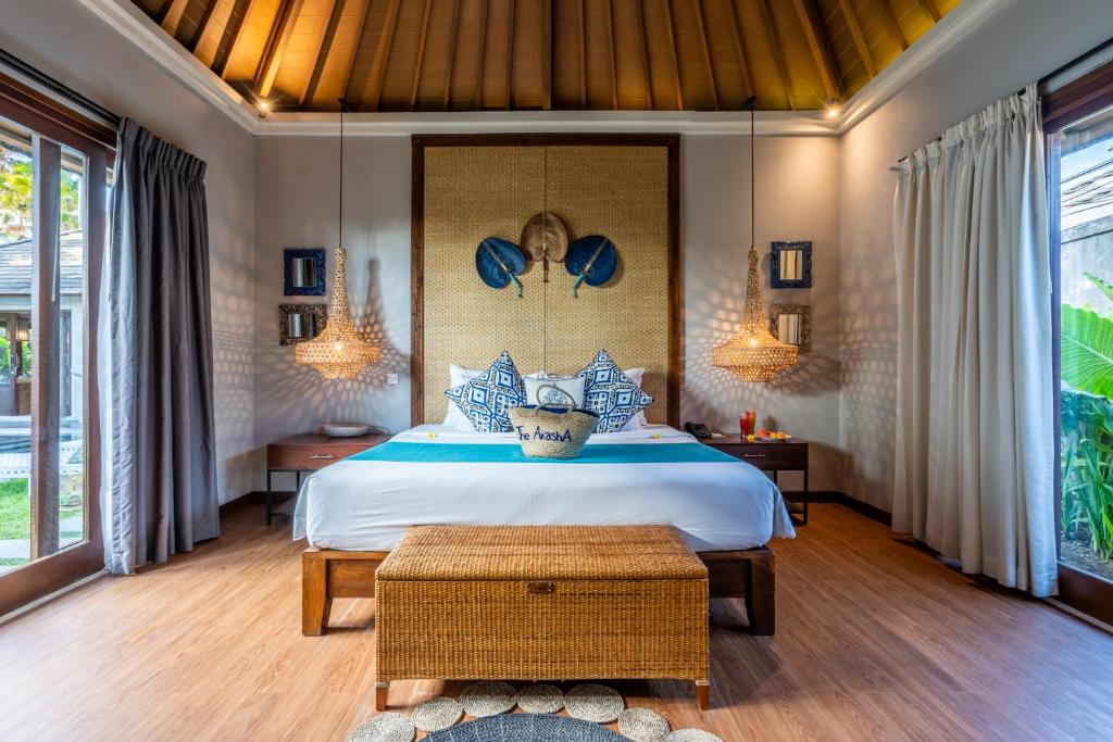 Postel nebo postele na pokoji v ubytování The Akasha Seminyak Bali Luxury Villas